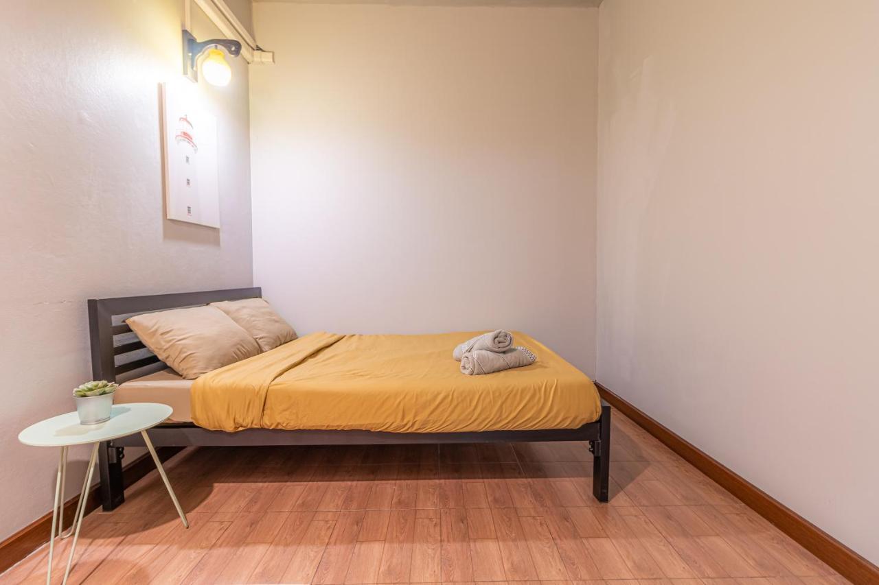 Snoozzze Hostel ใกล้รถไฟฟ้า ย่านบางรัก (Adults Only) Bangkok Eksteriør billede